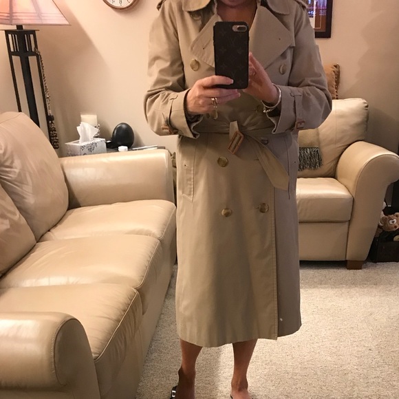 Classic Ladies Burberry Trench - Picture 8 of 12